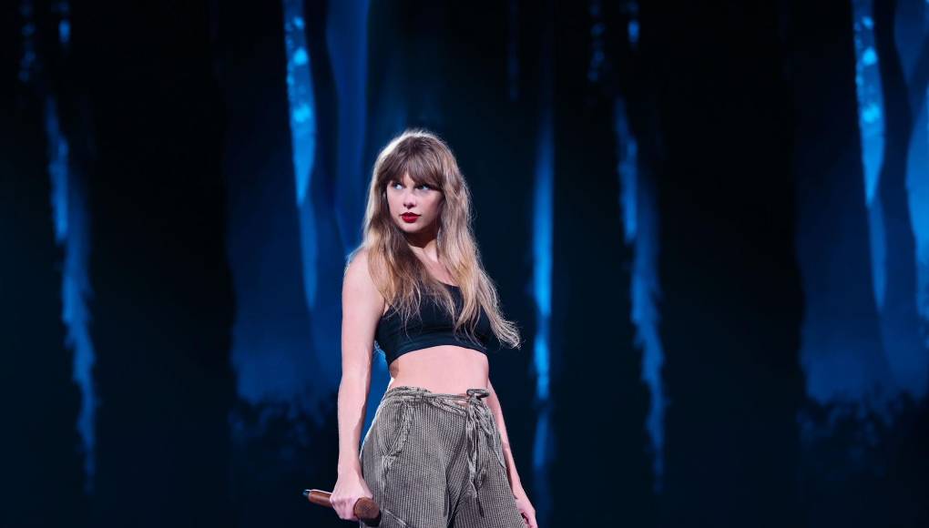 Más allá de su talento como compositora e intérprete, cuestionado especialmente desde que se convirtiera en la única artista con cuatro Grammys al álbum del año, Taylor Swift se erigió en centro de una pasión global que los expertos achacan, como dice una de sus canciones, a su “mente maestra”.