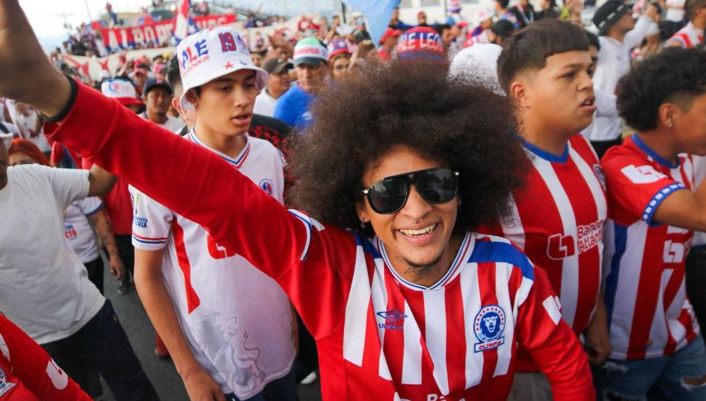 La Ultra Fiel se apoderó del ambiente y crearon una tremenda fiesta en las afueras del recinto capitalino. 