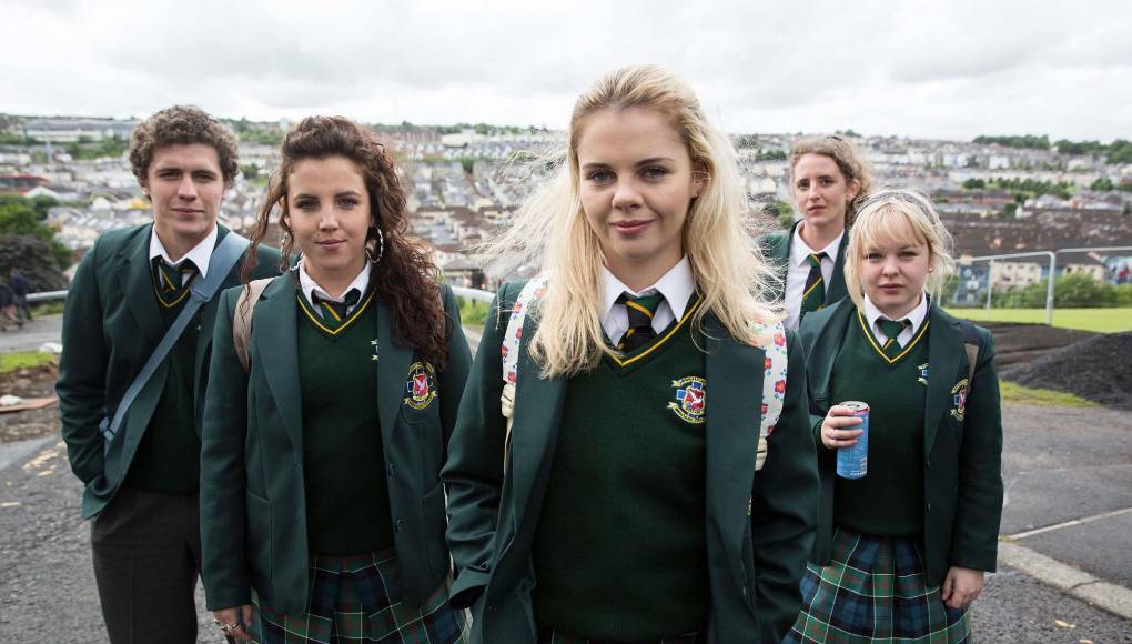 Clare Devlin en la exitosa comedia de Channel 4, “Derry Girls” (2018-2022).
