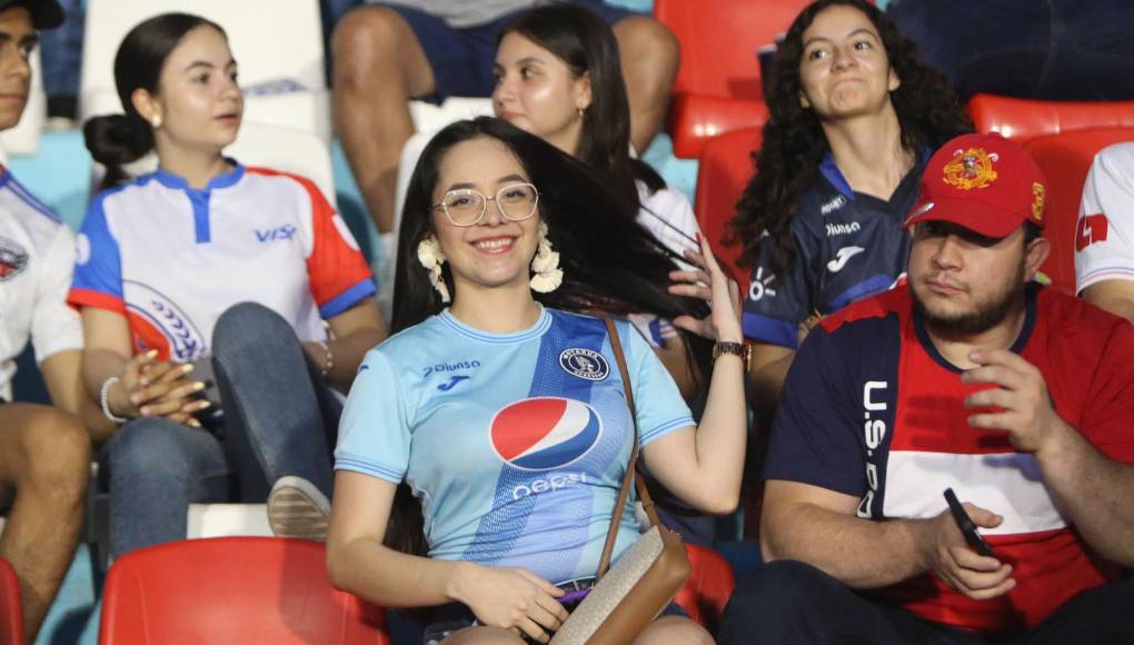 Novia de Auzmendi cautiva, derroche de bellezas y ambientazo en el Motagua-Olimpia
