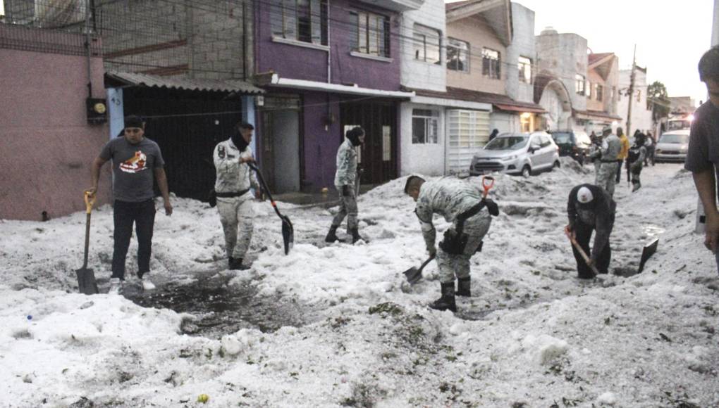 Los estragos del fenómeno meteorológico el viernes, que ocasionó daños graves en negocios y viviendas y provocó cortes en la energía eléctrica, fueron atendidos por cientos de agentes del Ejército mexicano y de la Guardia Nacional.