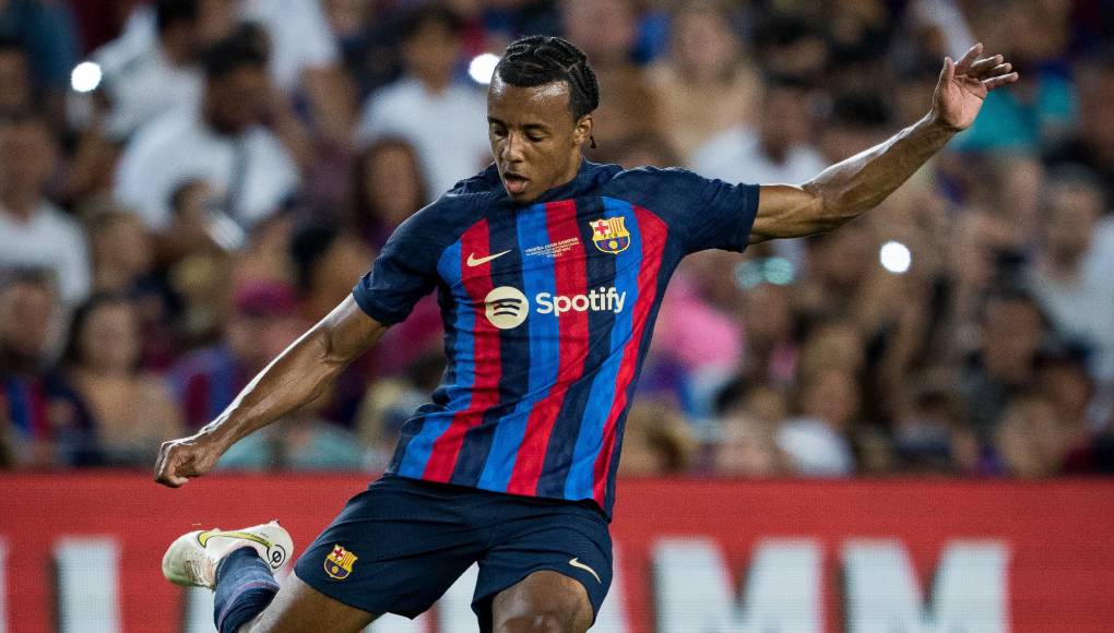 Koundé domina siempre el lateral derech.