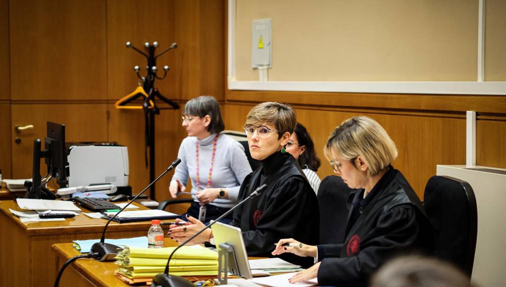“Estaba en la puerta, me giré porque el de seguridad estaba hablando con unas chicas. Una estaba llorando y me dijeron que había sido presuntamente víctima de una agresión sexual. Costó muchísimo que nos dijera qué era lo que había pasado. La invitamos a una sala que no estaba abierta para estar en una zona más tranquila, sin música”, dijo el director de la discoteca.