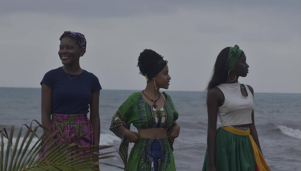 Aylin Jiménez, Marbella Laboriel y Karen Bailey, son jóvenes que participan en grupos de danzas garífunas en la Ceiba.