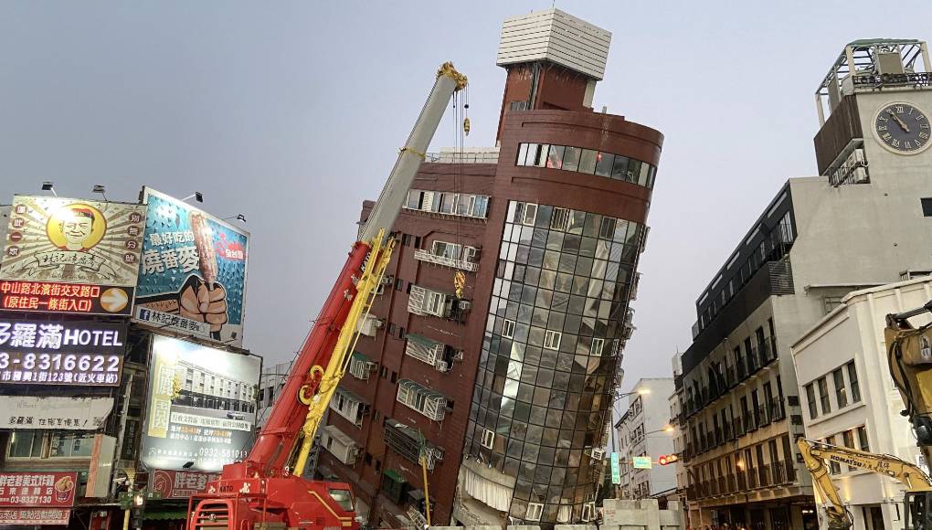 Las autoridades taiwanesas dijeron que el sismo y sus réplicas fueron los más intensos en esta isla en 25 años, y alertaron de que pueden producirse más temblores en los días venideros.