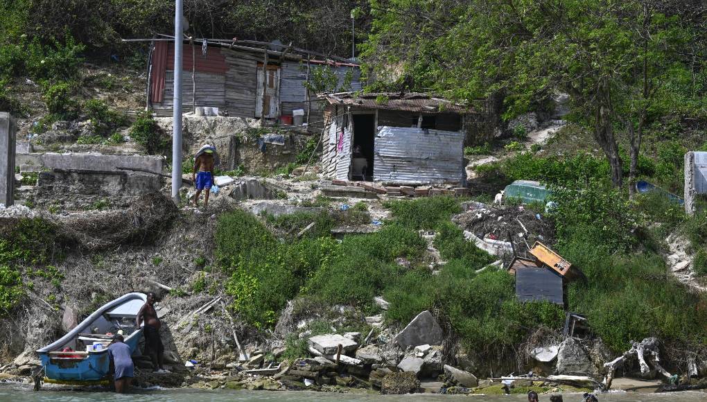 El mar “ha arrasado 250 viviendas de la comunidad, el puesto de salud, muelles (...) se llevó varios salones comunitarios, infraestructura eléctrica” y el cementerio, dice entre lágrimas a la AFP esta mujer de 53 años.