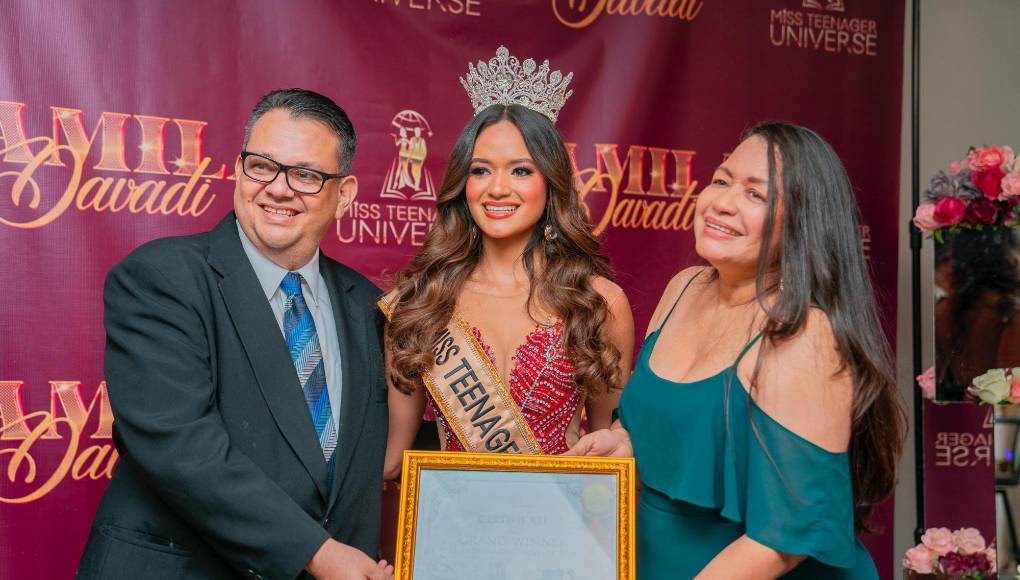 La reina de belleza junto a sus padres, Luis Enrique Davadí y Glenda Santos. 