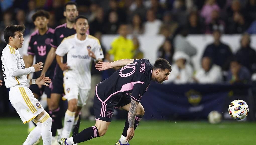 Los últimos compases del primer periodo dejaron a un Inter Miami tratando de intimidar a Galaxy con algunas maniobras de Messi e infructuosos intentos de arrancadas de Luis Suárez, que llegó a errar una ocasión clara -más tarde invalidada por fuera de juego- cuando estaba a punto de llegar el descanso.