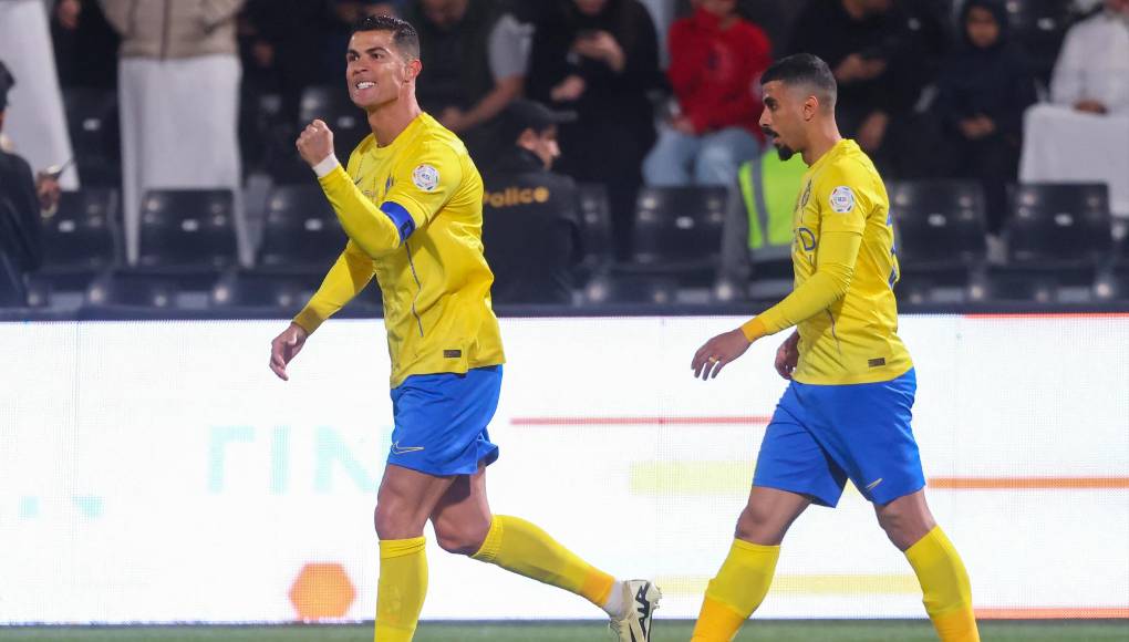 Cristiano Ronaldo podría exponerse a una sanción por parte del comité disciplinario de la Liga saudí, por responder con un gesto despectivo a la afición del Al Shabab, que previamente le había abucheado y gritado “Messi, Messi”.