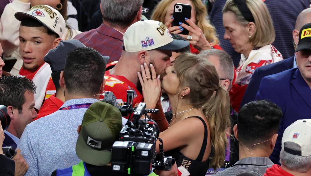 Taylor Swift llegó este domingo a primera hora de la tarde al Allegiant Stadium de Las Vegas (EE.UU.) para presenciar el Super Bowl entre los Kansas City Chiefs de su novio Travis Kelce y los San Francisco 49ers. Con camiseta y pantalón negros y una chaqueta roja de los Chiefs al brazo, Swift apareció en el estadio de la ciudad del juego algo más de dos horas antes del comienzo del partido.