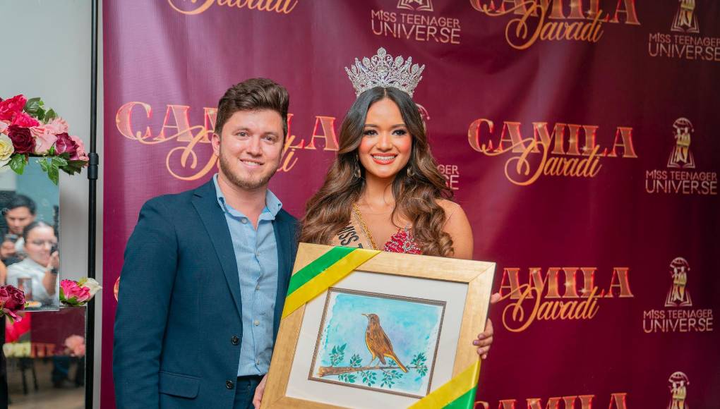 Josué Cover, director de prensa de la Municipalidad de San Pedro Sula, fue el encargado de entregar el reconocimiento a la joven sampedrana. 