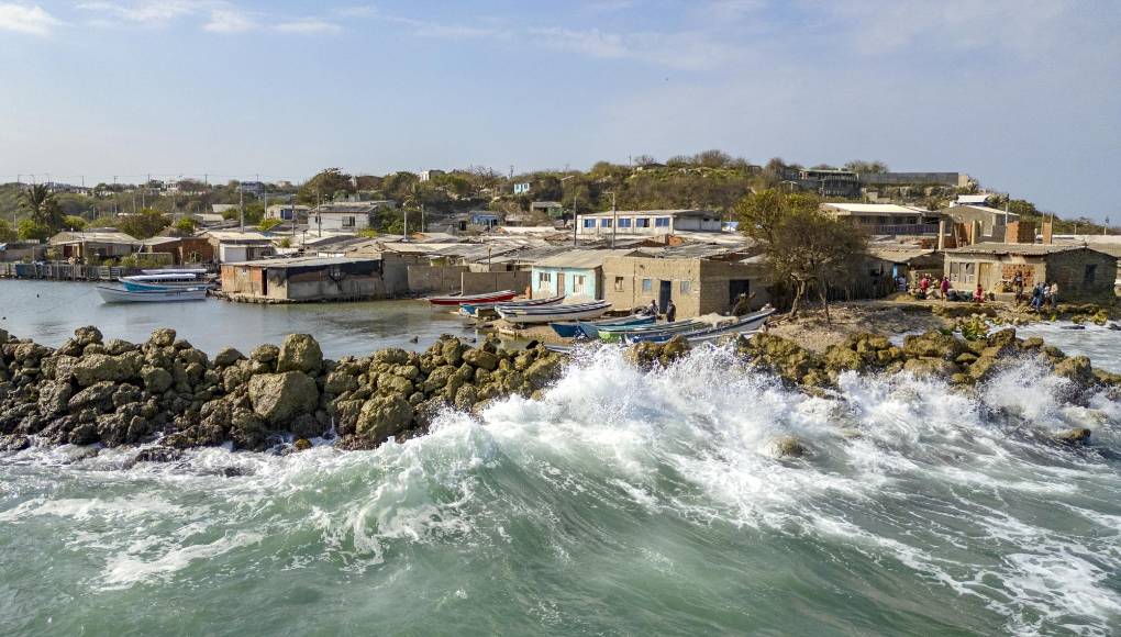 Cada año el nivel del mar sube y se traga a cuentagotas la bahía de <b>Cartagena</b>. Las calaveras expuestas de un cementerio arrasado por las olas son una prueba de los efectos del calentamiento global en la ciudad más turística de Colombia, que podría quedar parcialmente bajo el agua este siglo.