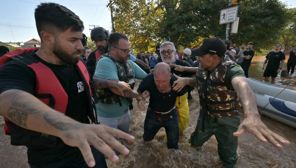 “El agua llegaba hasta el cuello y no había botes suficientes ni ayuda para sacarnos de allí”, explicó a EFE Martins, quien aseguró que todavía quedaban muchas personas mayores atrapadas en su barrio sin poder salir.
