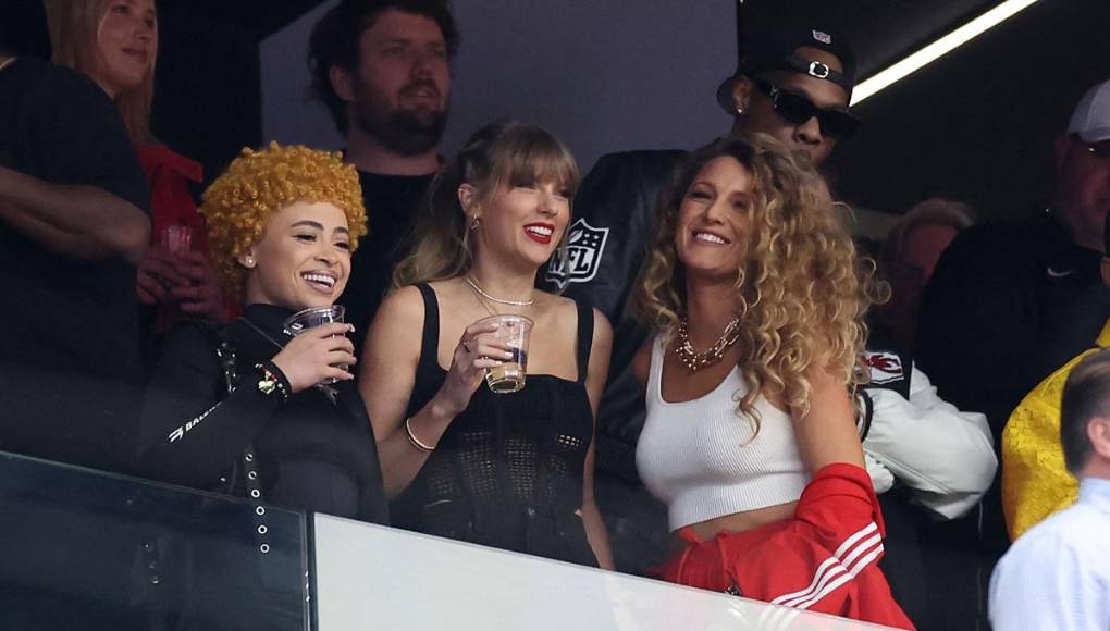 Swift concluyó el último de sus cuatro shows en Japón el sábado por la noche y luego se subió a un avión privado en el aeropuerto de Haneda para volar a través del Océano Pacífico. Aterrizó en Los Ángeles el sábado por la tarde (el cambio de hora jugó a su favor) antes de que Swift se dirigiera a Las Vegas.