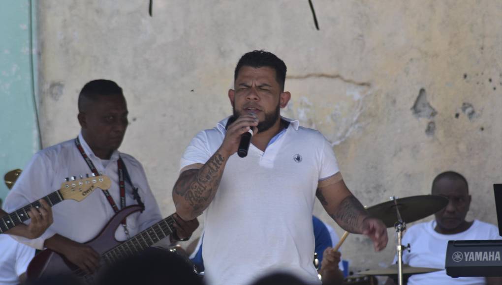 Josue Murillo, es la voz del grupo de alabanza, “nadie quiere estar aquí, pero uno se da cuenta hasta que ya está adentro”, comentó, quien ahora dice ser un hombre nuevo al encontrar a Jesucristo aquí. 