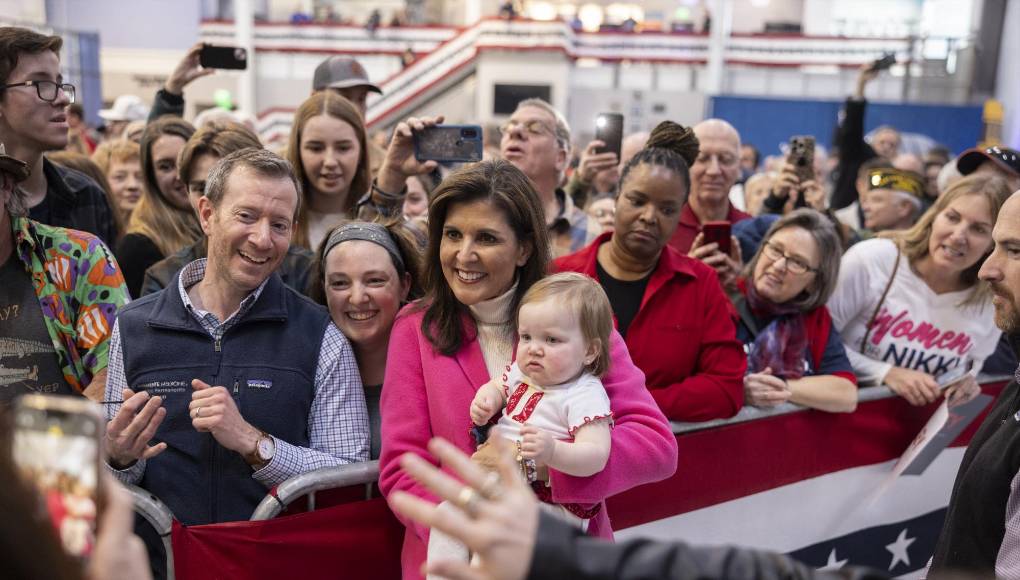 Esta hija de emigrantes indios, bautizada como Nimarata “Nikki” Randhawa cuando nació en un distrito del interior de Carolina del Sur hace 52 años, adoptó más tarde el apellido de su marido y también su religión: dejó el credo sij de sus padres para convertise a la fe metodista, dos detalles que la ayudaron a hacer carrera en un estado tan cristiano y conservador, dominado por un Partido Republicano eminentemente blanco.