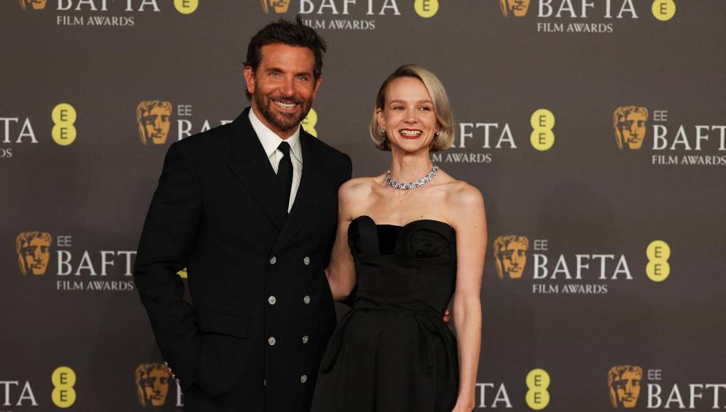 El actor y director Bradley Cooper en compañía de Carey Mulligan, su compañera en el filme “Maestro”.