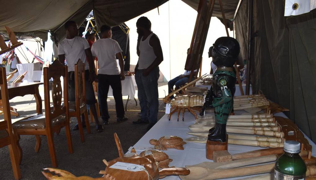 La materia prima para las obras de madera, llegan a la granja a través de los parientes de los privados, que son los que compran las piezas de madera para que ellos las transformen en obras de arte.