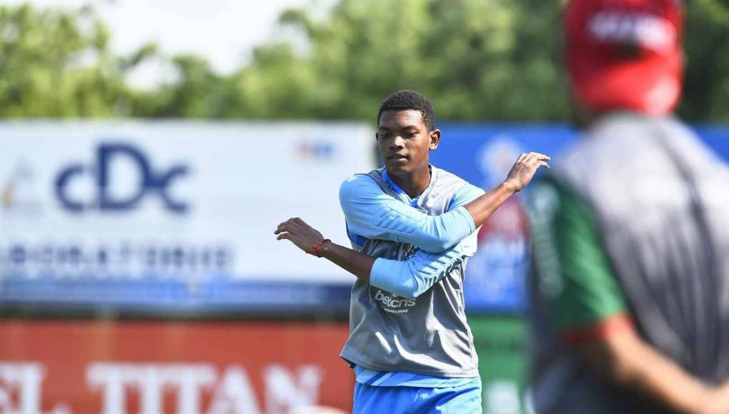 El guardameta tuvo que ser atendido y en su momento calentaba el cuarto portero de Real España. 