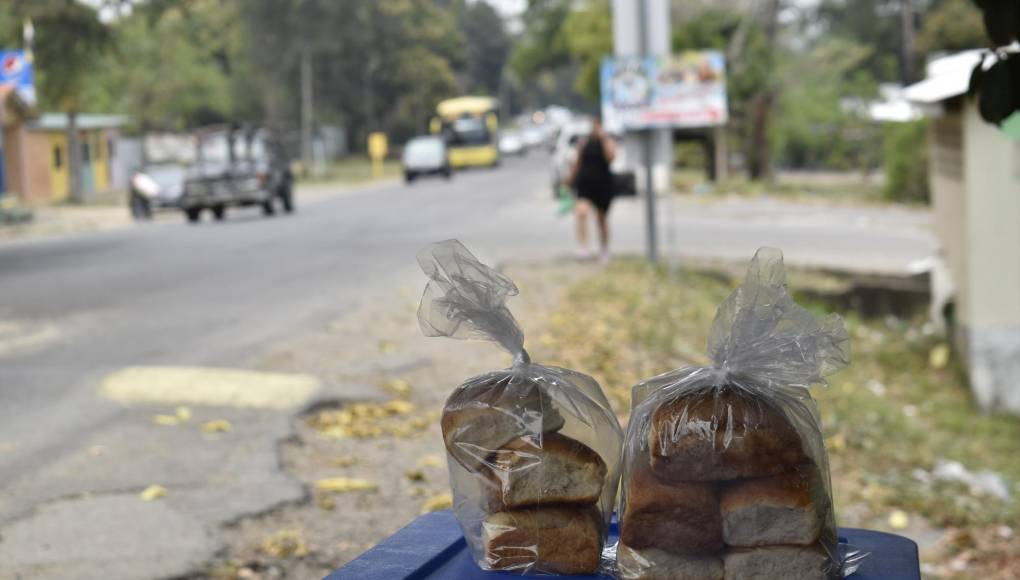 El pan de coco, es otro bocadillo propio en estas comunidades. Son elaborados por manos locales, es una tradición artesanal que no puede faltar en la cocina garífuna.