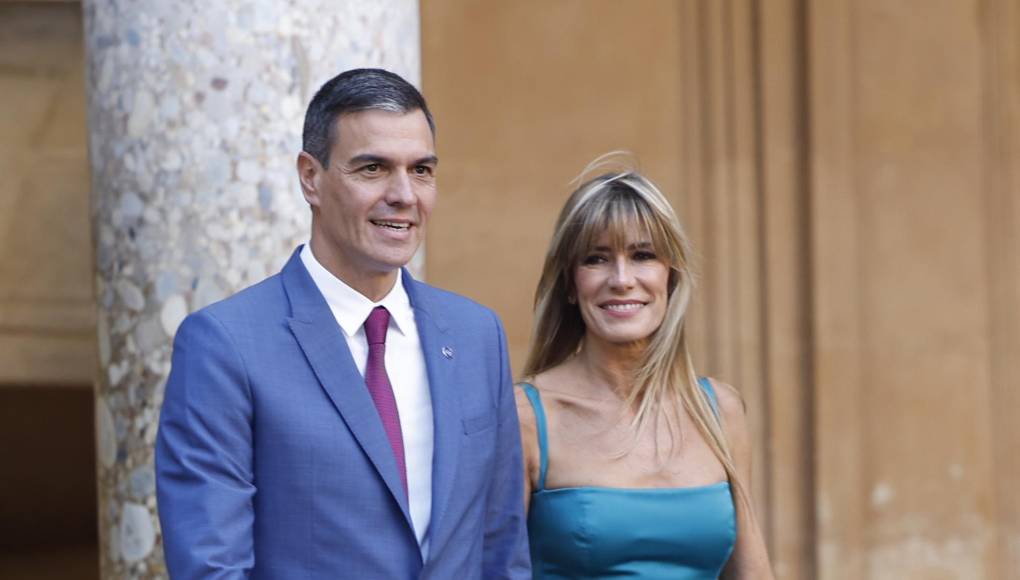 GRANADA, 05/10/23.- El presidente del Gobierno en funciones, Pedro Sánchez, y su esposa Begoña Gómez, a su llegada al Patio de los Leones de la Alhambra, donde los Reyes de España, Felipe y Letizia, reciben a los mandatarios europeos, dentro de la III Cumbre de la Comunidad Política Europea (CPE), este jueves en Granada. EFE/Pool PEUE/Javier Etxezarreta -SOLO USO EDITORIAL/SOLO DISPONIBLE PARA ILUSTRAR LA NOTICIA QUE ACOMPAÑA (CRÉDITO OBLIGATORIO)-