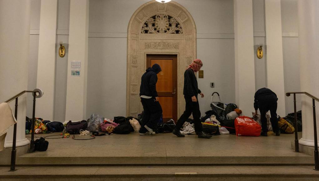 No nos moveremos hasta que <b>Columbia</b> satisfaga nuestras demandas o (...) nos muevan por la fuerza”, dijo la líder estudiantil Sueda Polat, en una rueda de prensa. 