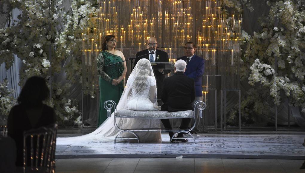 Emma Mejía y Roger Valladares se casaron por la iglesia, en una ceremonia que tuvo lugar en el Centro de Convenciones del Hotel Copantl de SPS. Los ahora esposos celebraron junto a familiares y amistades el compromiso sagrado de unirse ante la ley de Dios. 