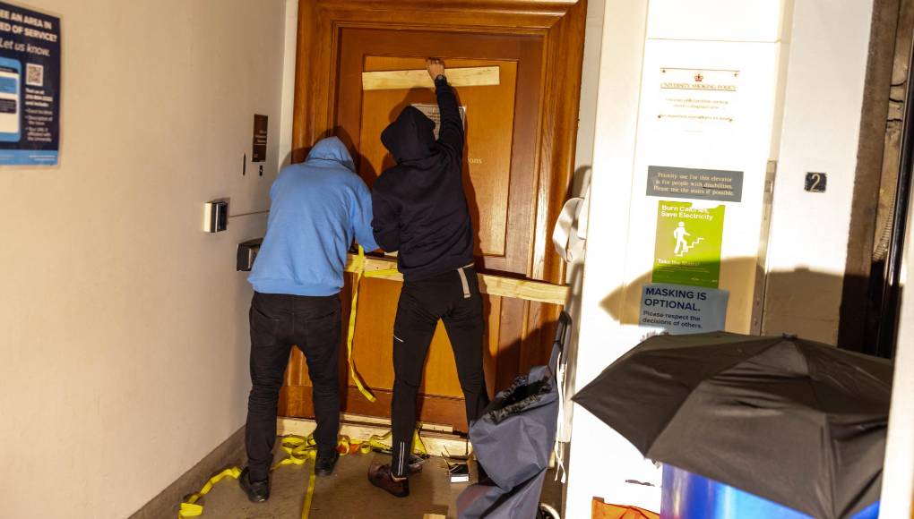 Los estudiantes mantienen ocupado el edificio pese a las advertencias de la universidad sobre suspensiones.