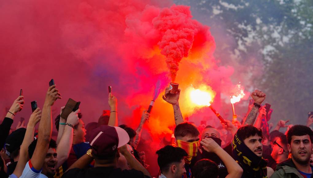 Seguidores del FC Barcelona reciben al autobús que transporta a los jugadores del Barcelona al Estadio Olímpico Lluís Companys. 