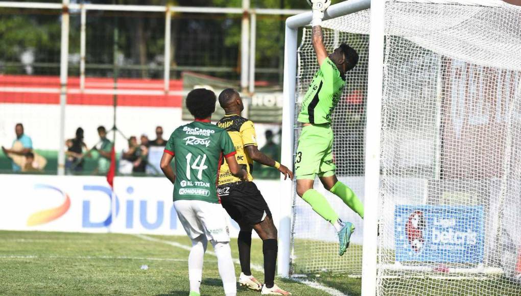 Y llegó la hora del espectáculo. Marathón y Real España comenzaron con la acción en el Yankel Rosenthal. 