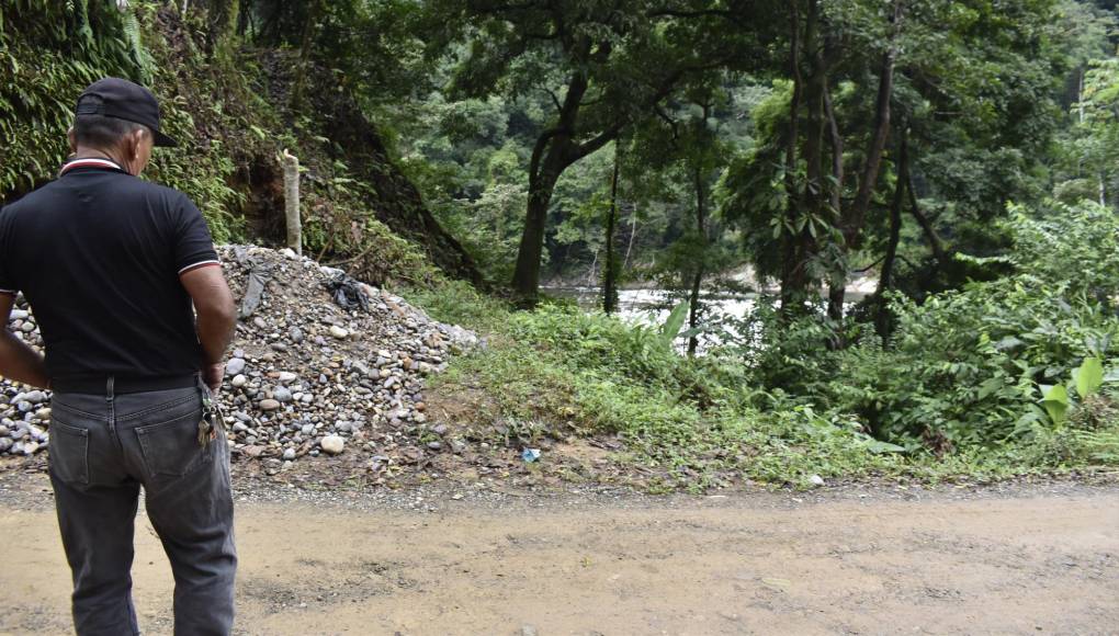 Los pobladores de la Cuenca del Cangrejal, ven con impotencia las barreras físicas colocadas en los senderos que por años los han llevado al río sin que nadie se los impidiera.
