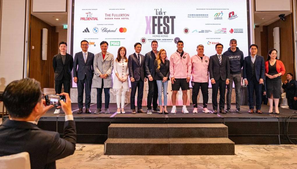 Fotografía cedida por el Inter Miami donde aparece su entrenador Gerardo ‘Tata’ Martino y su delantero Luis Suárez mientras posan con los responsables de Hong Kong al final de una conferencia de prensa celebrada hoy en Hong Kong, China.