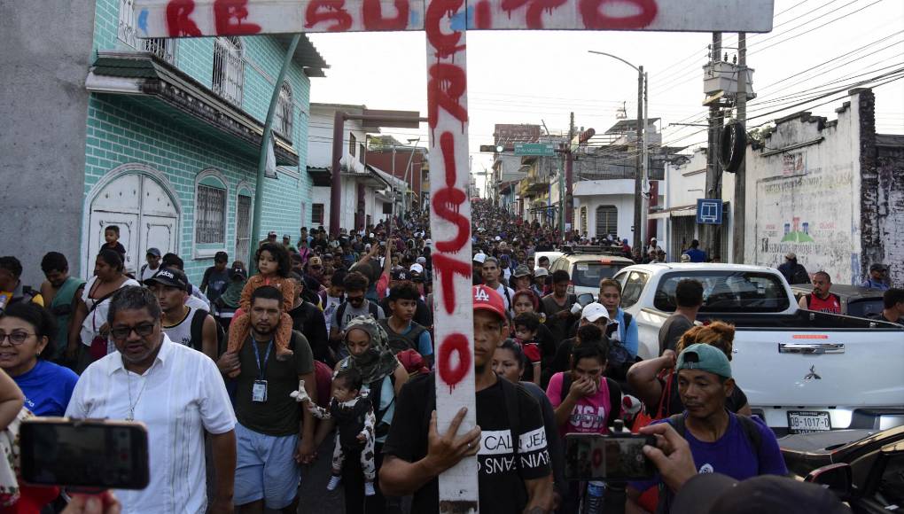 Luis Rey García Villagrán, coordinador del Centro de Dignificación Humana (CDH), quien suele acompañar a los migrantes, criticó que el Gobierno mexicano no ha resuelto la crisis humanitaria derivada de la migración.