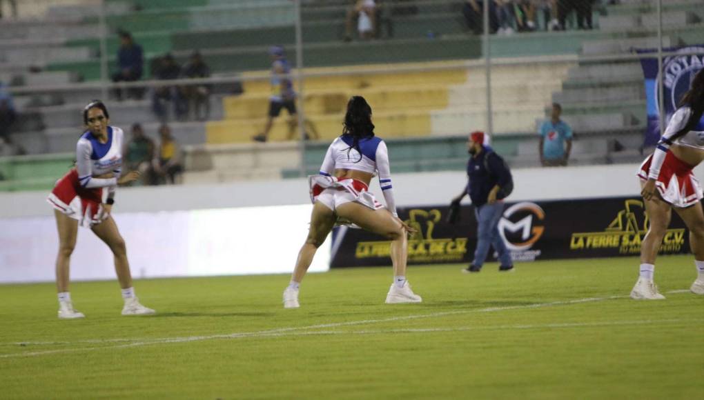 La novia del futbolista motagüense Kevin Álvarez protagonizó este sexy descuido durante el baile que realizaron en la cancha de Comayagua.