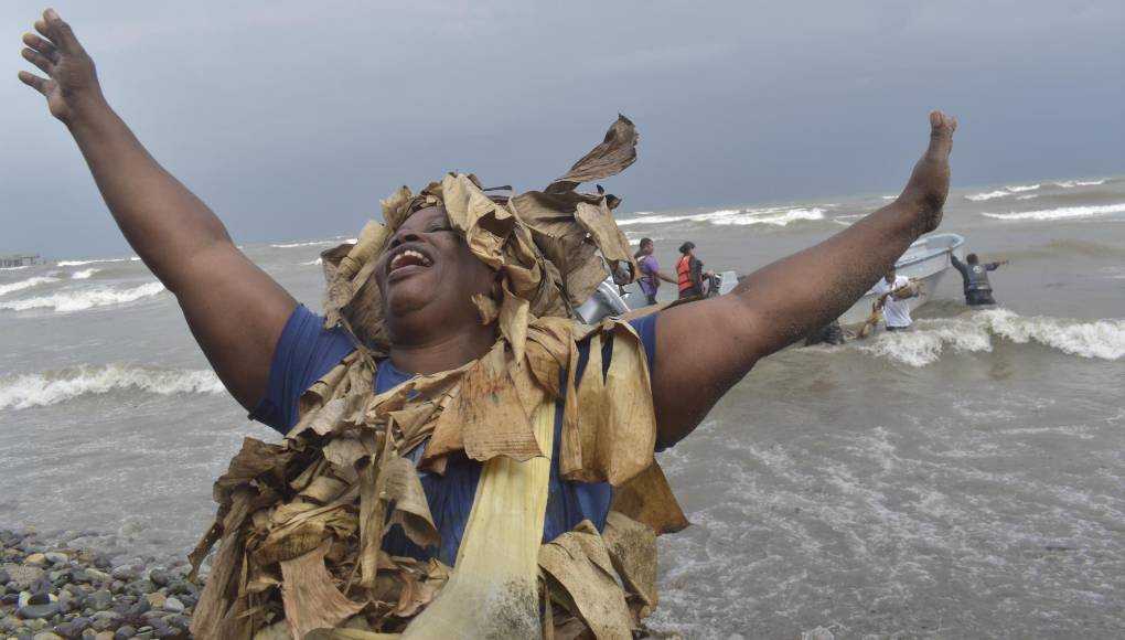Una mujer garífuna, retrata la alegría de aquel episodio del pasado, cuando sus ancestros llegaron de la isla de San Vicente a Honduras, buscando libertad. 
