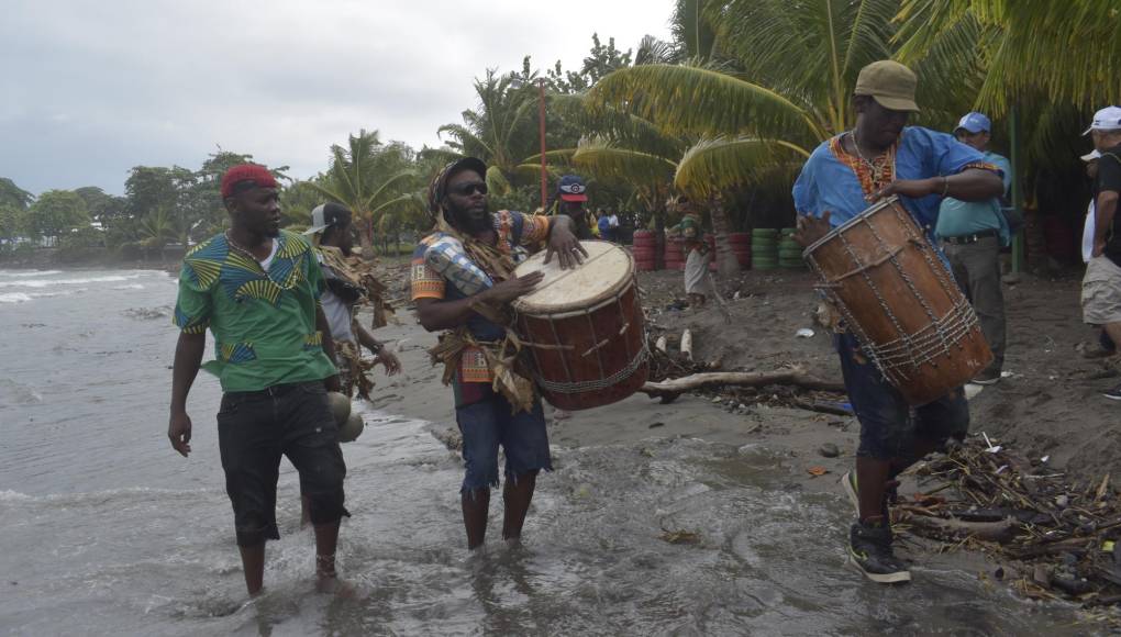 Los tambores son parte de la identidad cultural de los afrodescendientes, estos instrumentos acompañaron a los primeros que llegaron a las costas de Honduras.