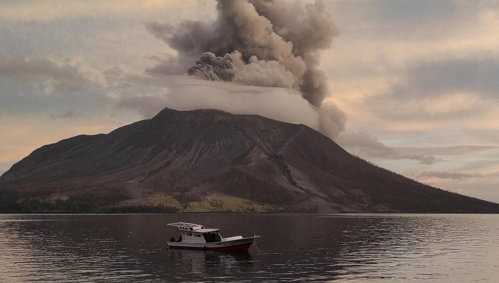 Esto provocó un tsunami que mató a más de 400 personas y dejó miles de heridos.