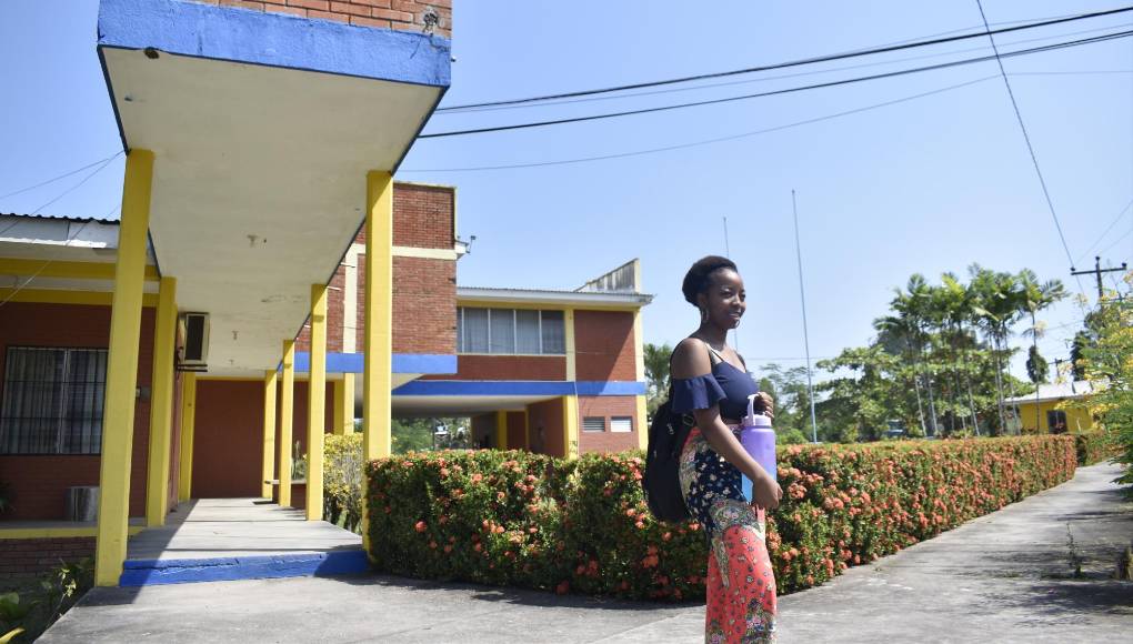 Fátima Álvarez, estudiante de Administracion de Empresa, oriunda de San José de la Punta, municipio de Iriona, Colón, ella es una referencia de la influencia que tiene el Curla en el litoral atlántico.