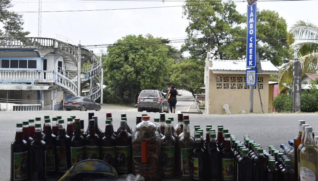 En la entrada a la comunidad cultural de Sambo Creek, un grupo de emprendedores le da la bienvenida a los visitantes y los que van de paso por la CA-13, con sus ventas de bebidas tradicionales.
