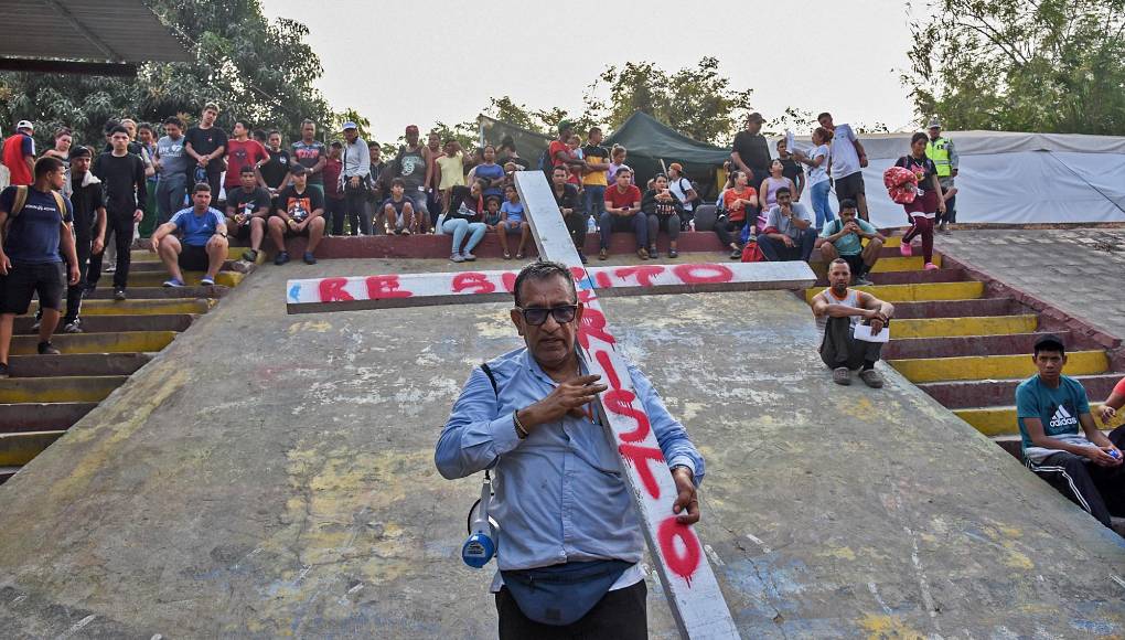 “Nosotros marchamos por un futuro mejor, porque se nos amenaza, somos puestos como nada en esta comunidad, en este país, lo que nosotros queremos es caminar hacia adelante para marchar y llegar a la tierra prometida, como dice el pueblo”, apuntó el dominicano Pozo Valdez, quien también es pastor religioso.
