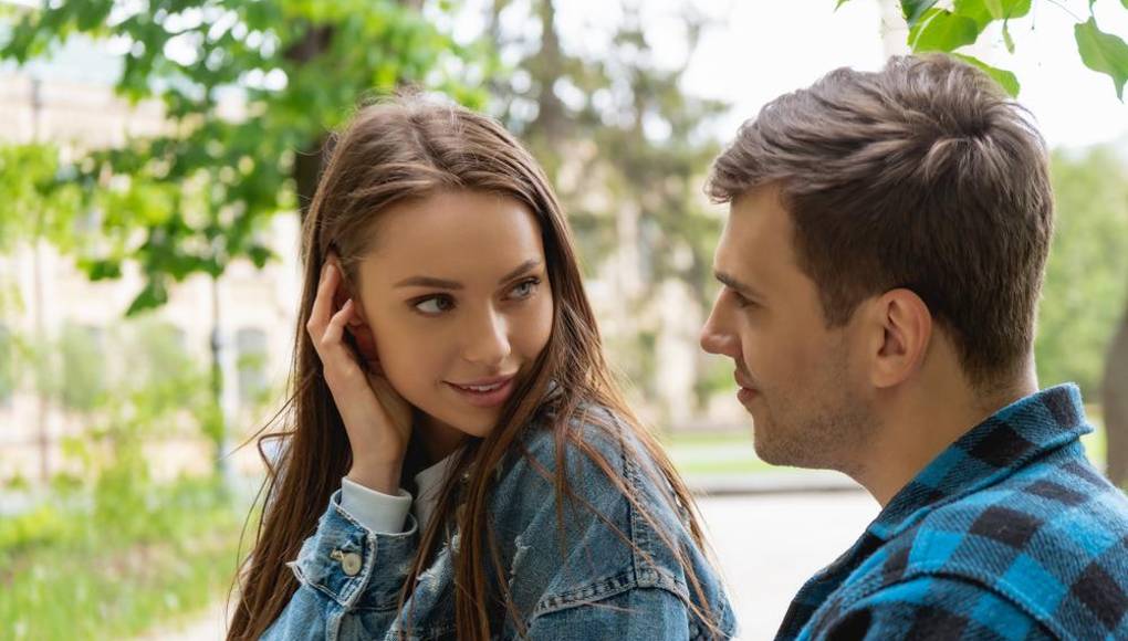 Las 10 señales que indican que le gustas a una mujer