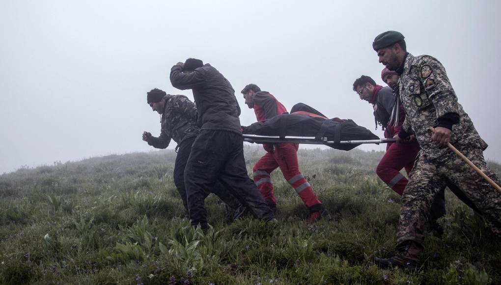 <b>Irán</b> declaró el lunes cinco días de luto por la muerte, en un accidente aéreo de su presidente Ebrahim Raisi, un ultraconservador en el poder desde hacía tres años y que era considerado uno de los favoritos para suceder al ayatolá Ali Jamenei, líder supremo.