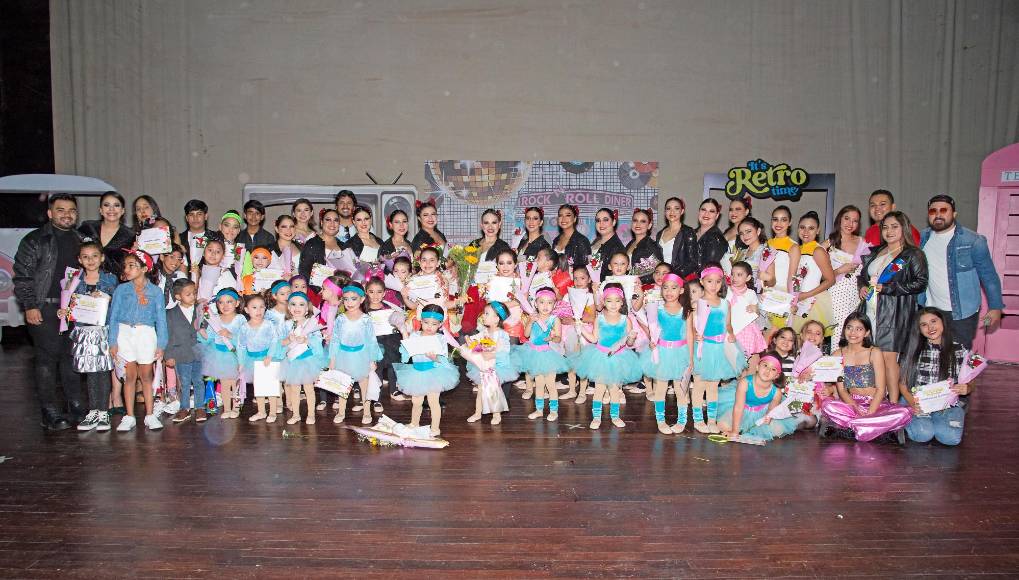 Todos el alumnado de Diana Sorto Dance Studio que participó en el recital en distintas disciplinas como: ballet, tap y pintura.