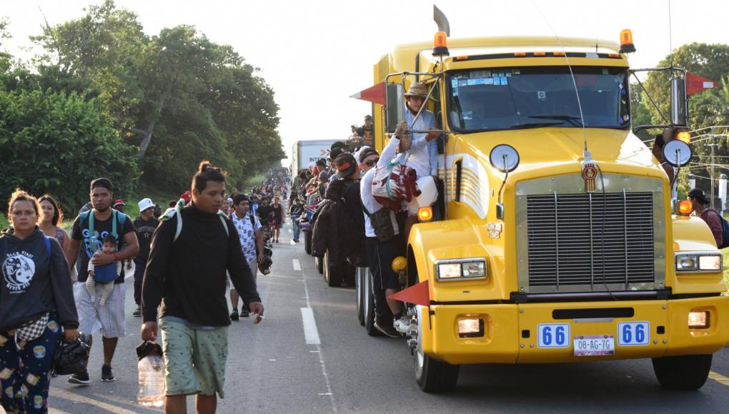 La caravana migrante avanza cansada por el estado mexicano de Oaxaca