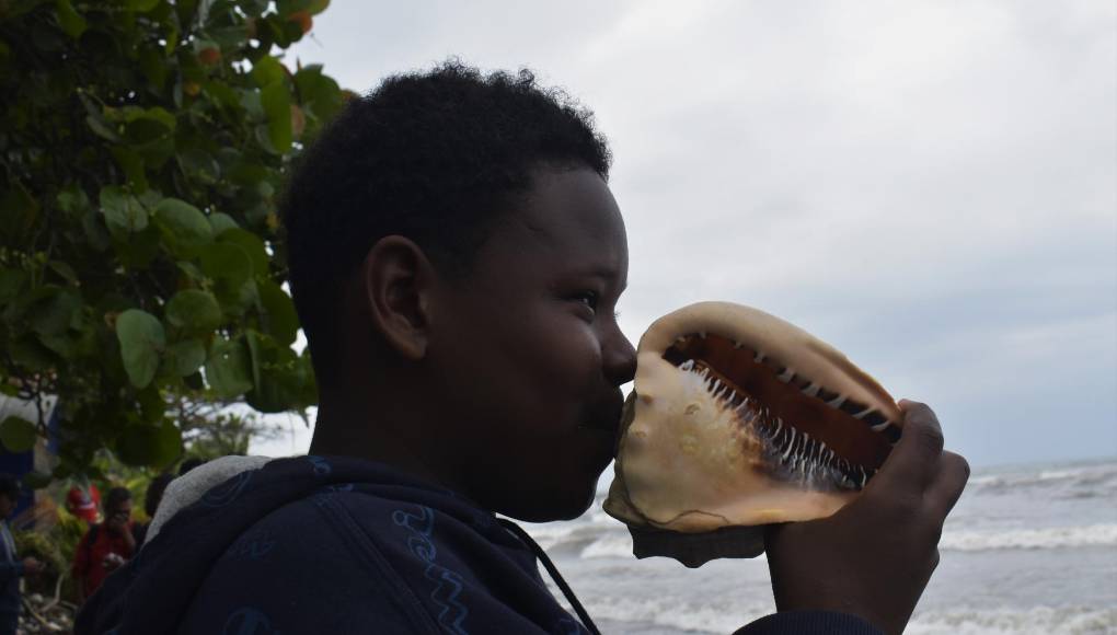 El sonido del caracol, es una señal propia de los garifunas. Acompaña a los tambores y las maracas, es un instrumento muy popular en los eventos sagrados de este pueblo cultural.