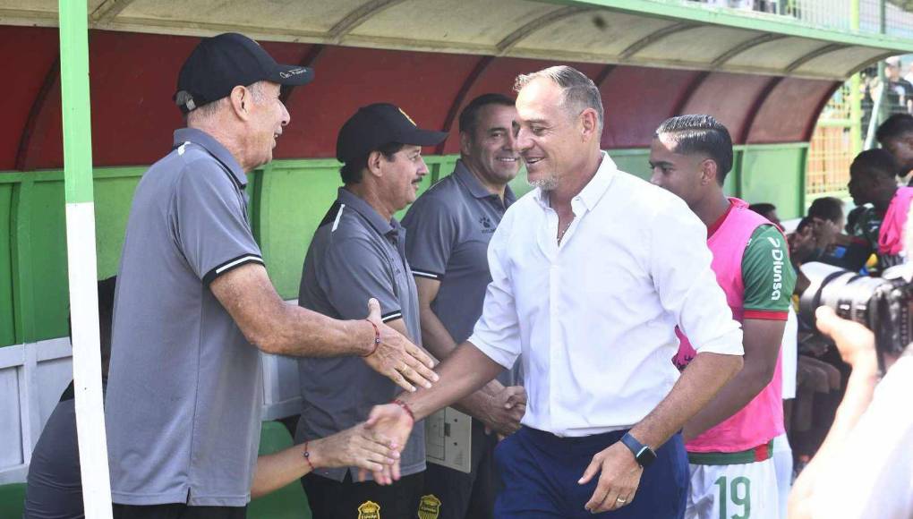 En la previa del partido, Miguel Falero y Hernán ‘Tota’ Medina se dieron un sonriente saludo.