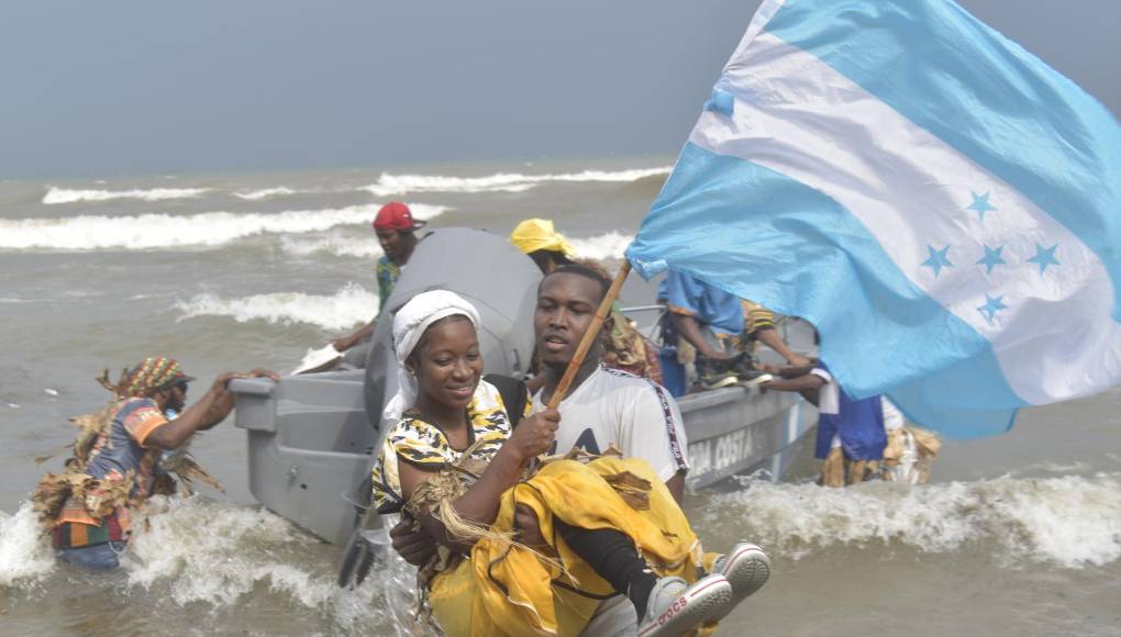 Jóvenes, adultos; hombres y mujeres, participan en la dramatización de la llegada de sus ancestros.