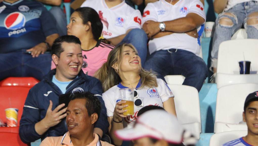 Novia de Auzmendi cautiva, derroche de bellezas y ambientazo en el Motagua-Olimpia