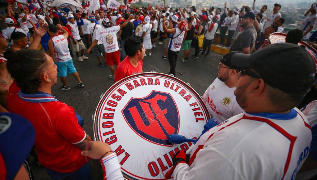 Música y un colorido ambiente, así llegaron los aficionados del Olimpia en la previa del clásico ante Motagua. 