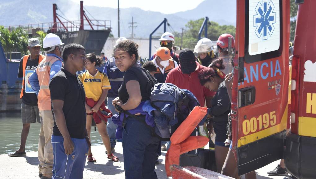 Muchos de los que viajaban llegaron con su rostro desencajado luego de la pesadilla que sufrieron en el mar.